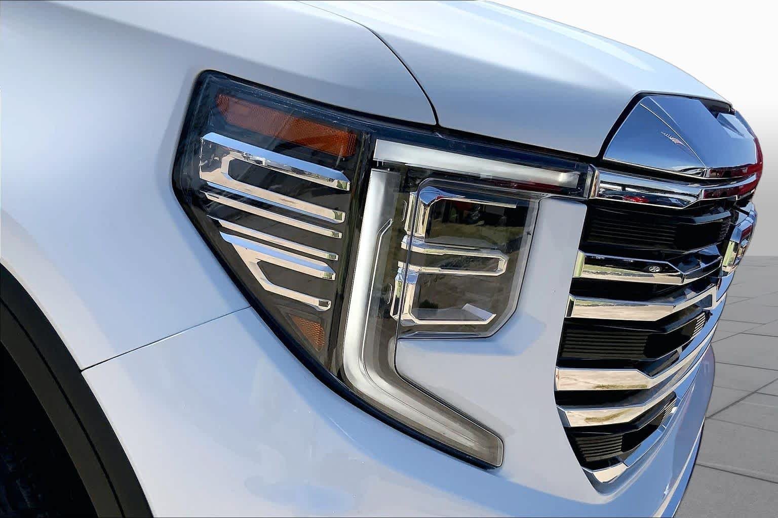 Used 2025 Summit White GMC SLT image 27