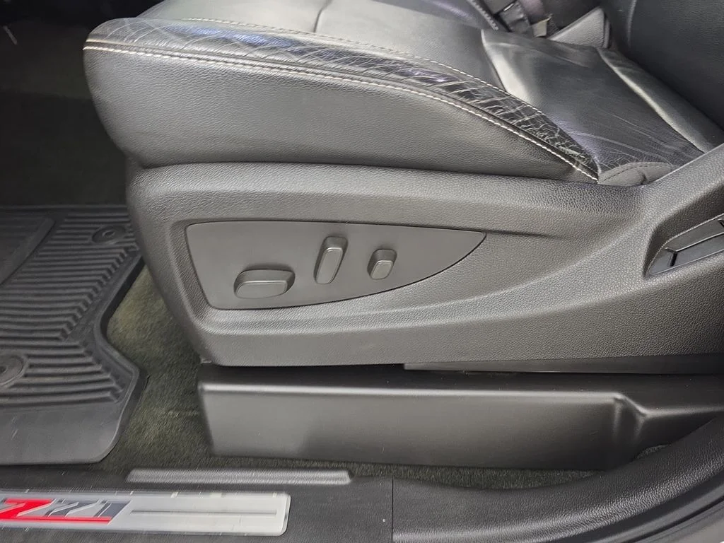 Used 2016 Silver Ice Metallic Chevrolet LT image 27