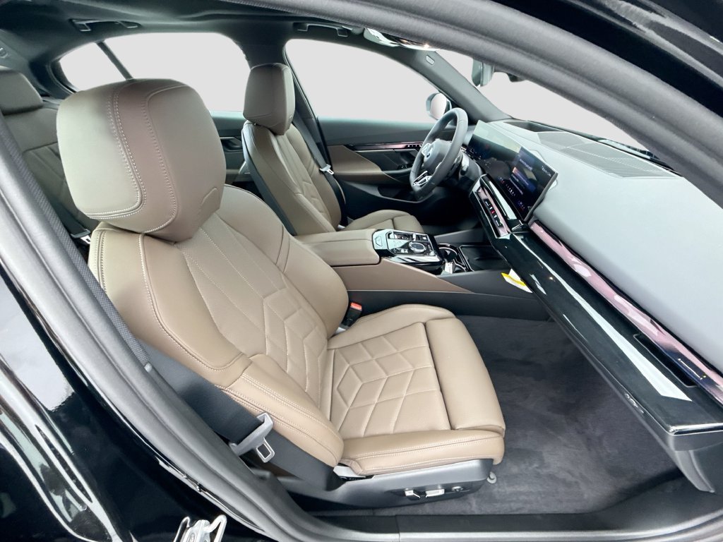 Used 2027 Black Sapphire Metallic BMW 530i xDrive image 19