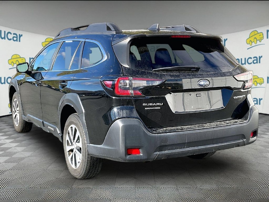 Used 2023 Crystal Black Silica Subaru Premium image 4