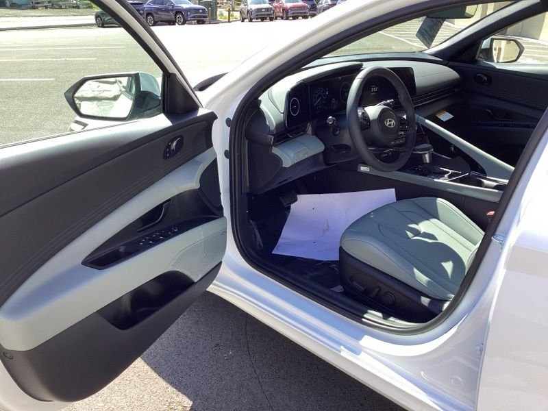 2025 Hyundai Elantra Limited - Photo 21