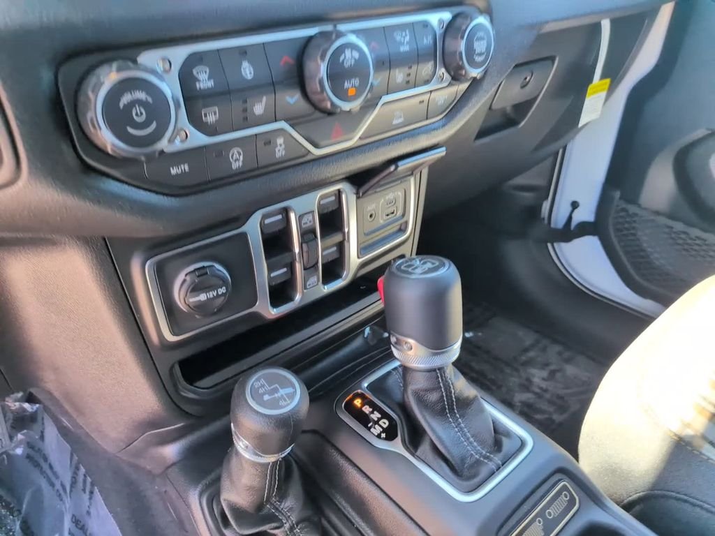 New 2026 Bright White Clear-Coat Exterior Paint Jeep  image 30