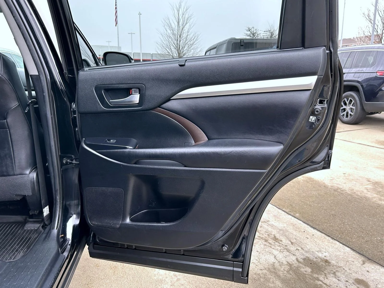 Used 2019 Black Toyota XLE image 17