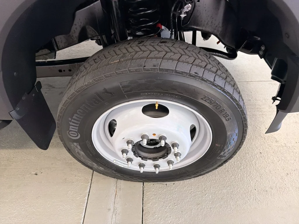 New 2027 Oxford White Ford F-550® XL image 5