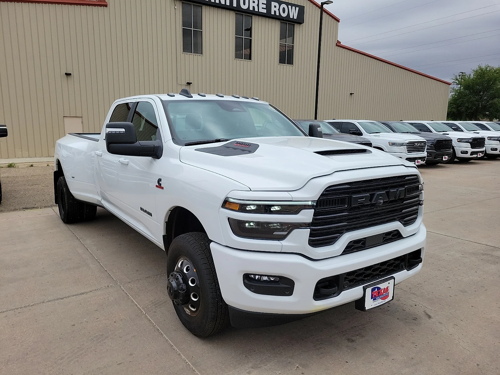 New 2026 PW7 Bright Whit Ram LARAMIE CREW CAB 4X4 8