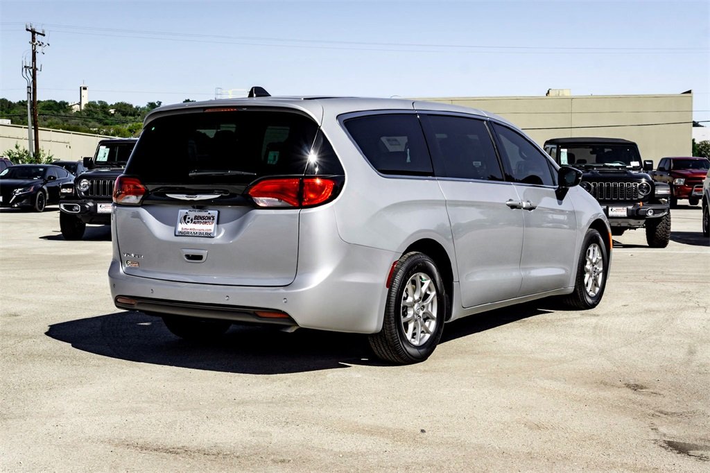 2026 Chrysler Voyager LX photo 4
