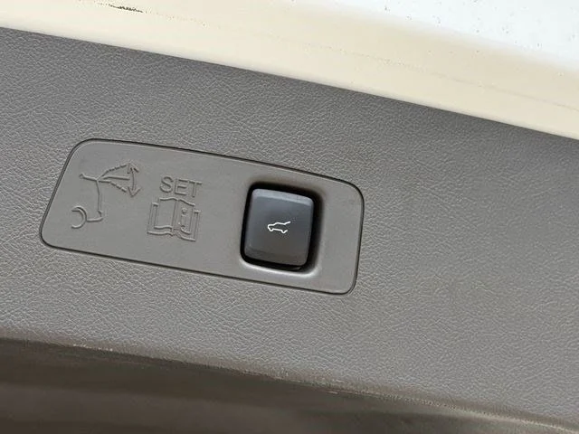 Used 2022 White Lincoln Grand Touring image 28