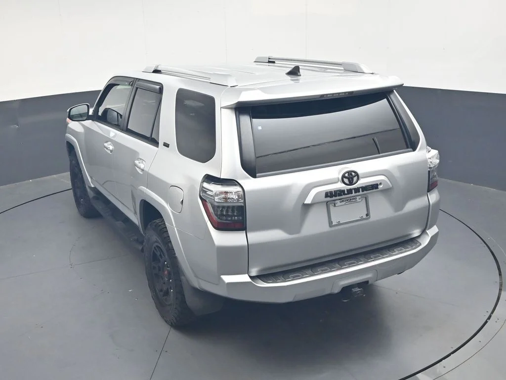 Used 2017 Classic Silver Metallic Toyota SR5 image 22