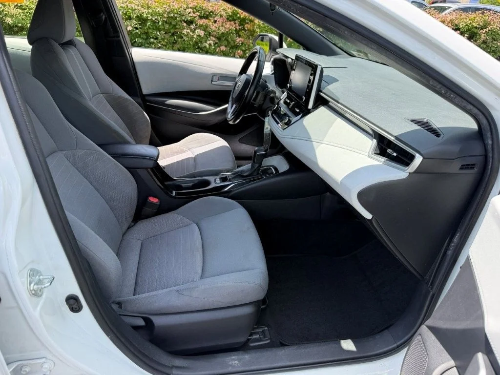 Used 2020 White Toyota SE image 20
