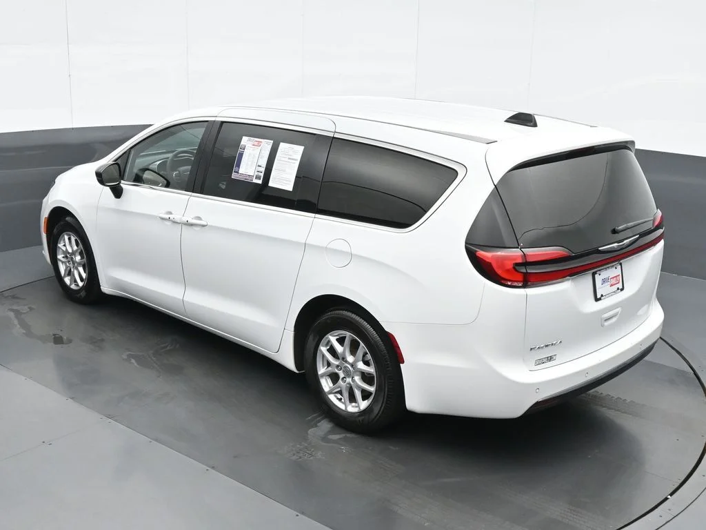 Used 2025 White Chrysler Select image 19