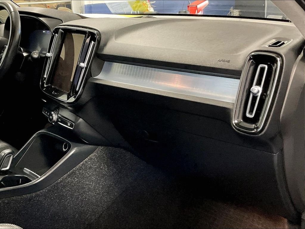 Used 2021 Blue Volvo Momentum image 13
