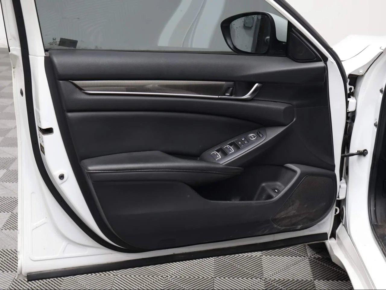 Used 2020 Platinum White Pearl Honda Sport image 7