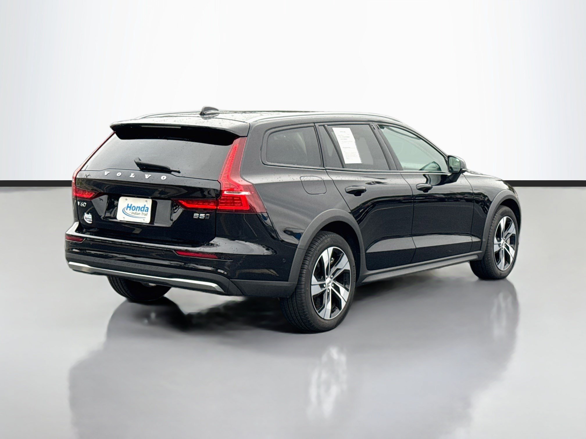Used 2025 Onyx Black Metallic Volvo Plus image 7