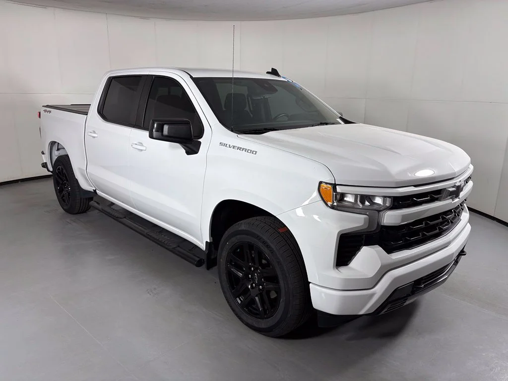 Used 2023 SUMMIT WHITE Chevrolet RST image 2
