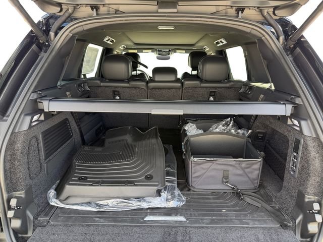 New 2026 Carpathian Grey Land Rover SE image 18