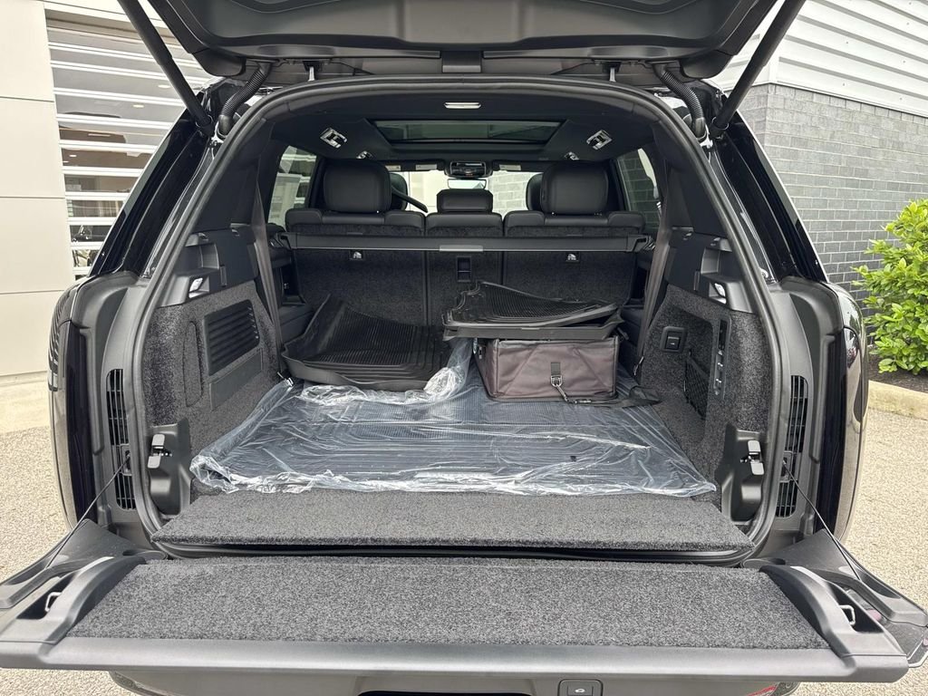 New 2026 Santorini Black Land Rover SE image 6