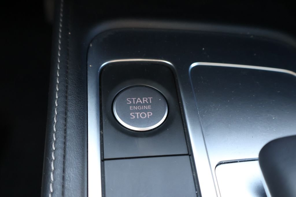 Used 2024 White INFINITI LUXE image 29