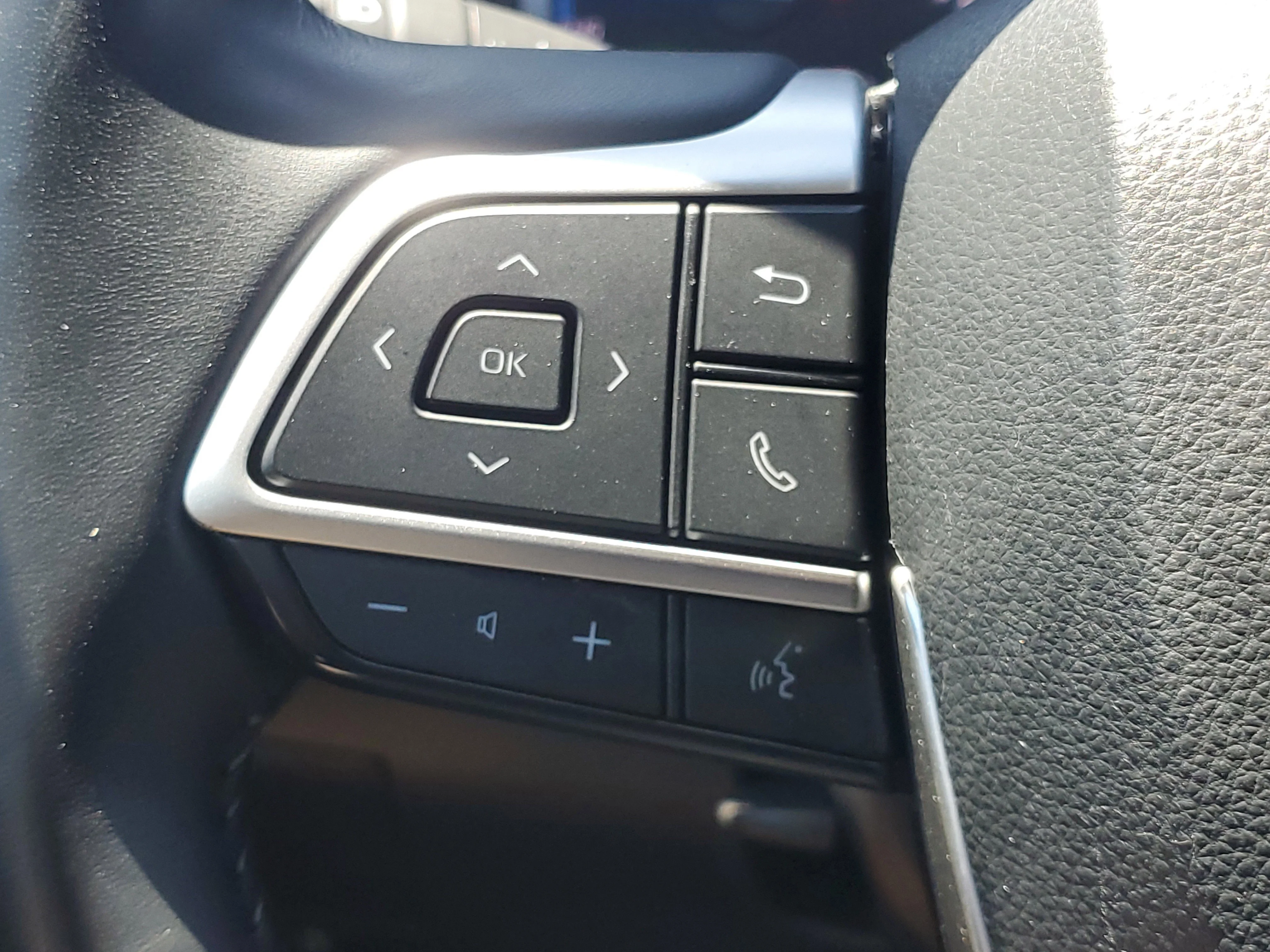 Used 2022 Ruby Flare Pearl Toyota Hybrid XLE image 24