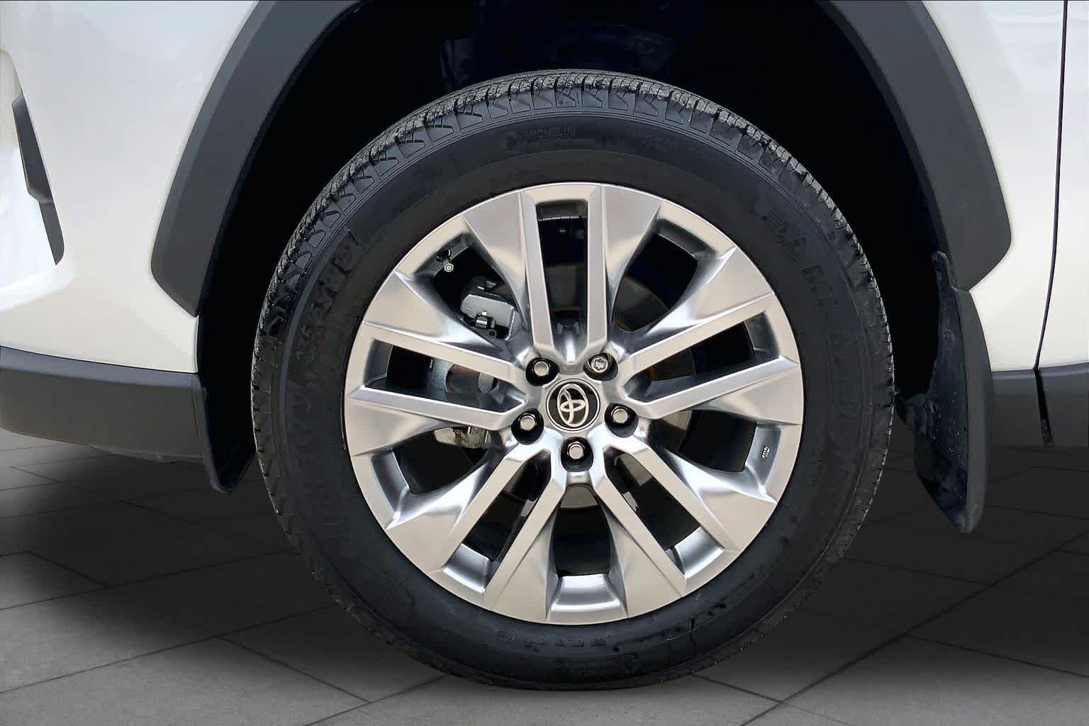 Used 2025 Wind Chill Pearl Toyota Limited image 11