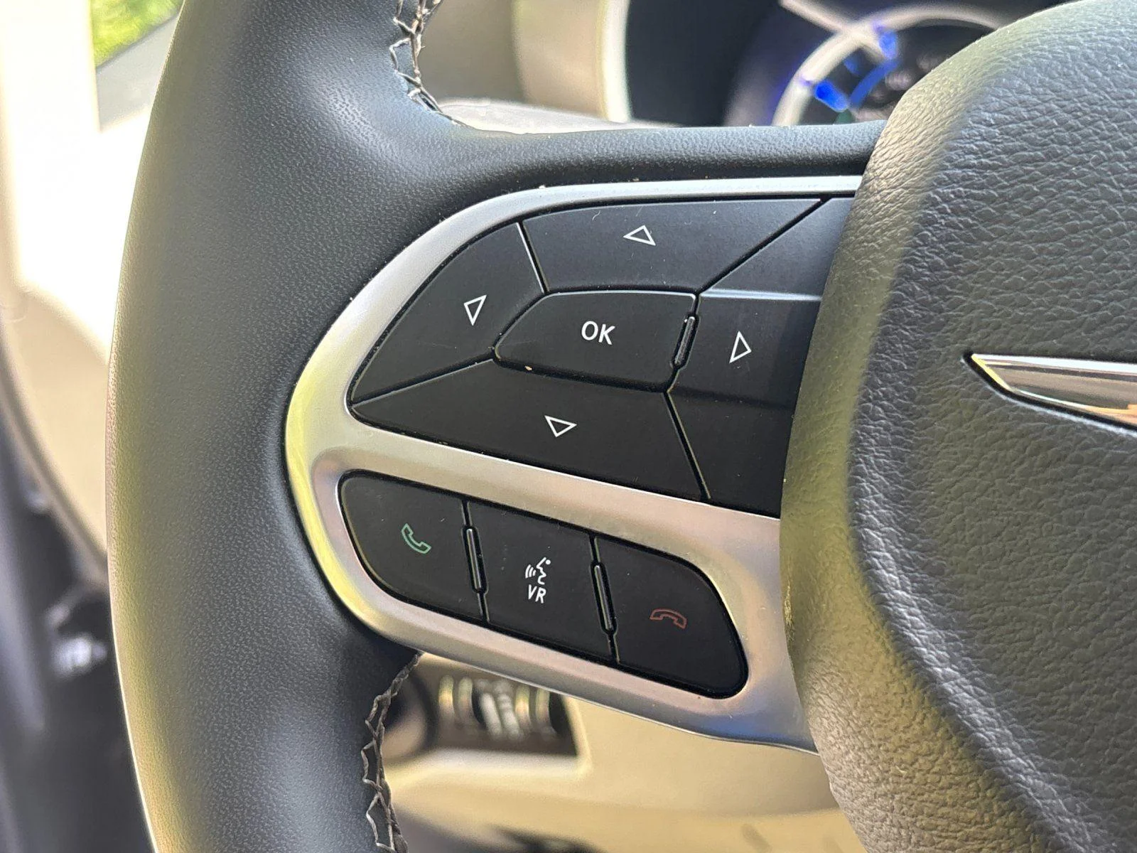 Used 2023 Ceramic Gray Clearcoat Chrysler Hybrid Touring L image 19