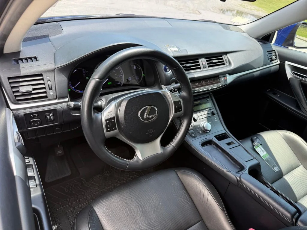 Used 2013 Blue Lexus 200h image 3