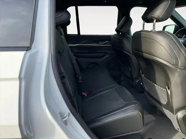 2026 Jeep Grand Cherokee Laredo - Photo 13
