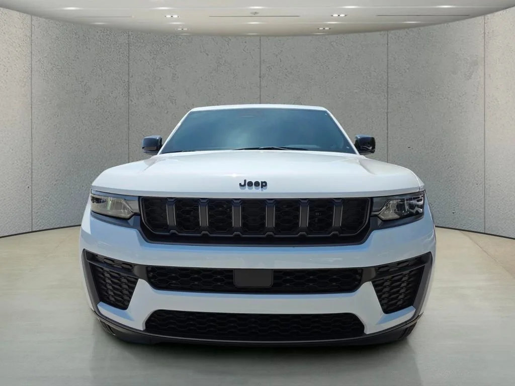 New 2026 Bright White Clear-Coat Exterior Paint Jeep Laredo Altitude image 2