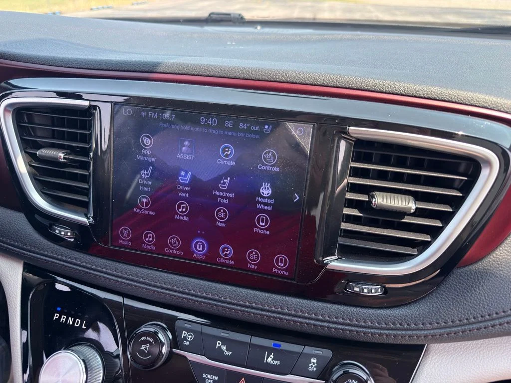 Used 2017 Silver Chrysler Limited image 42