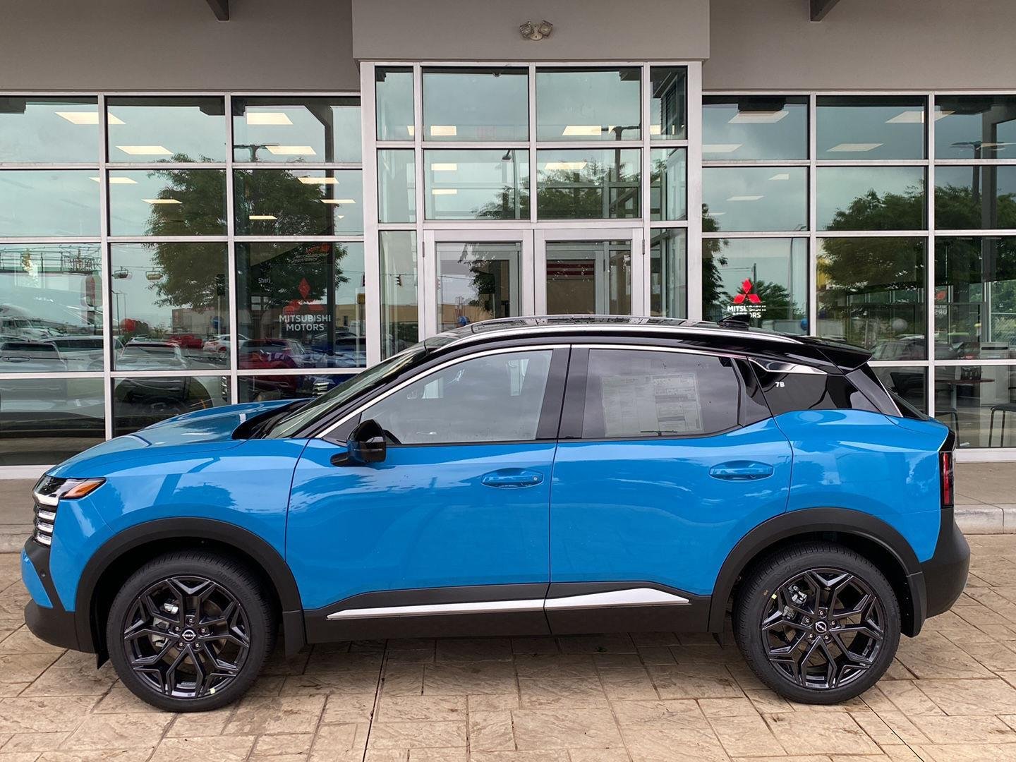 New 2026 Arctic Ice Blue Metallic / Super Black Two-tone Nissan SR image 4