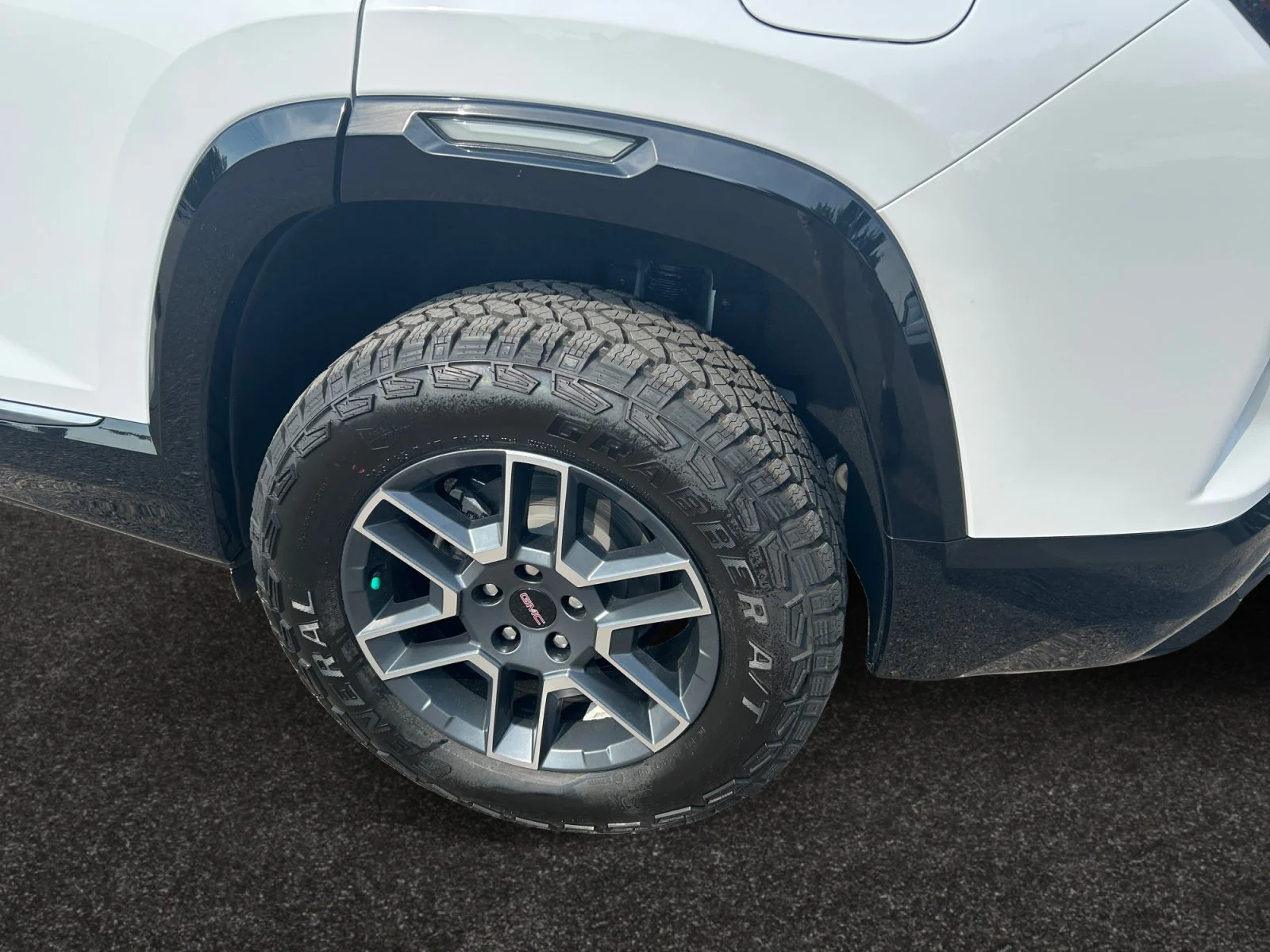 New 2027 Summit White GMC AWD AT4 image 9