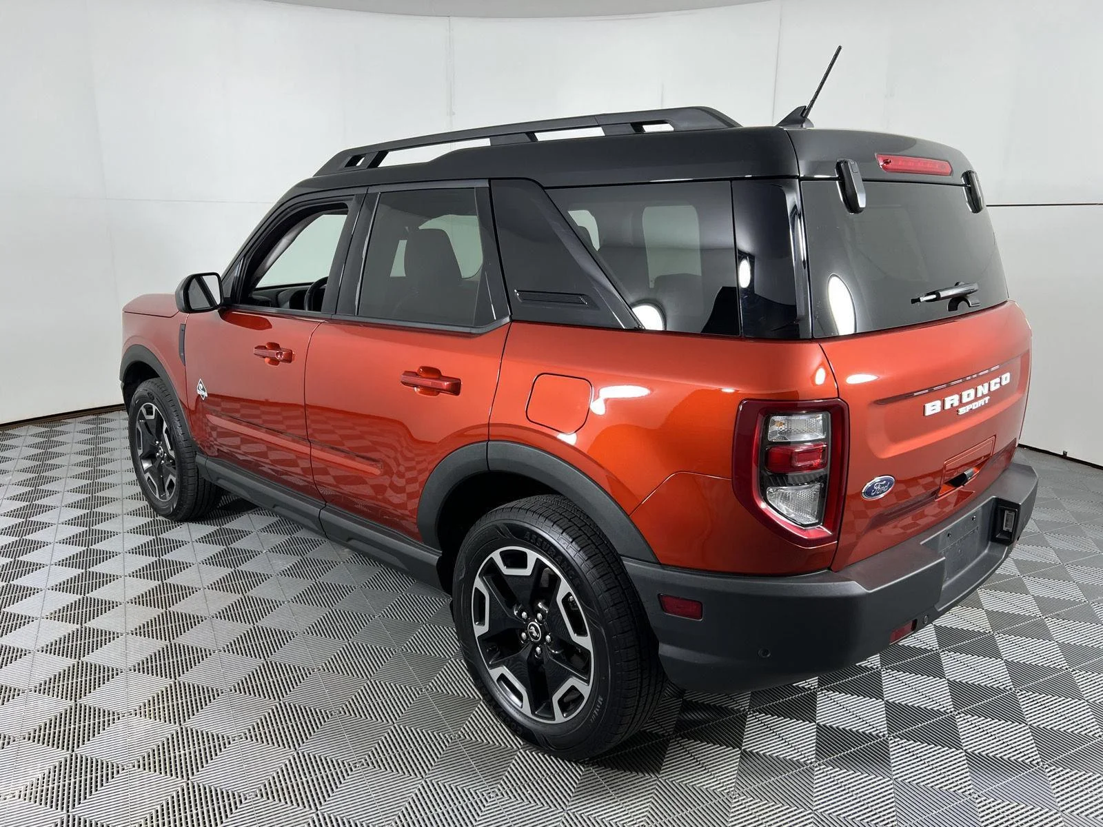Used 2022 Hot Pepper Red Metallic Tinted Clearcoat Ford Outer Banks image 8