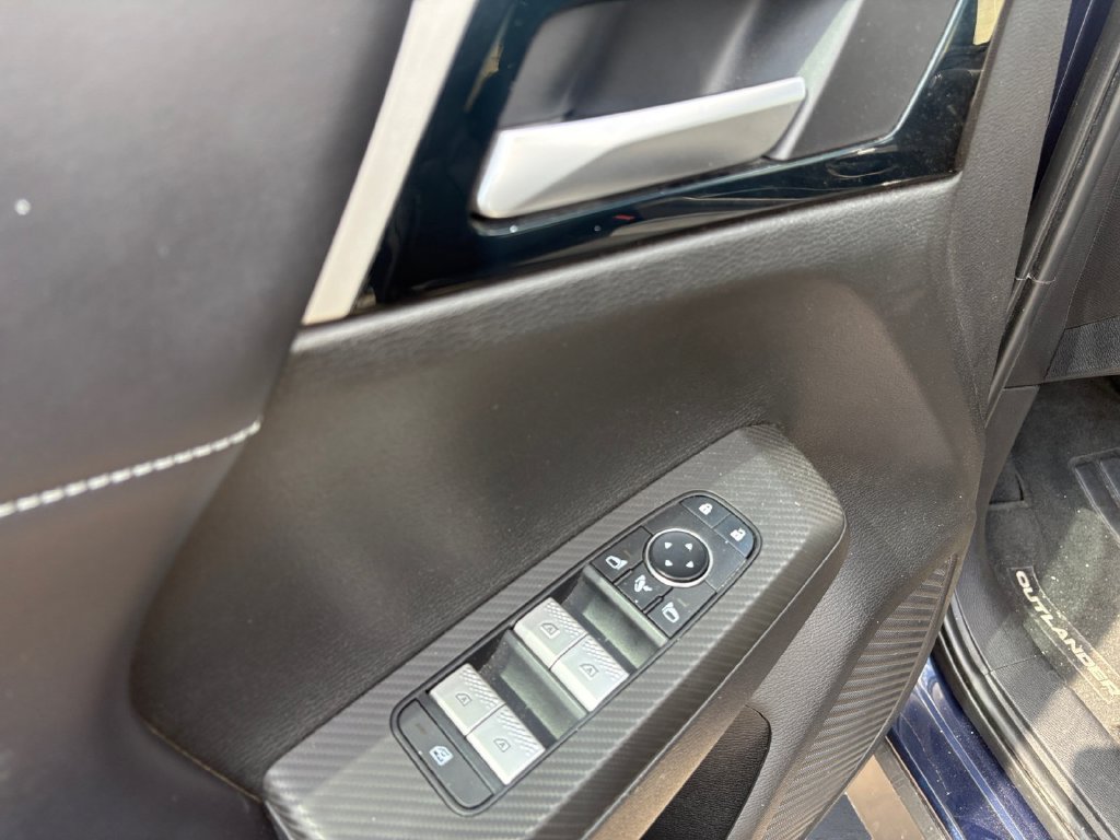 Used 2024 Blue Mitsubishi SE image 10