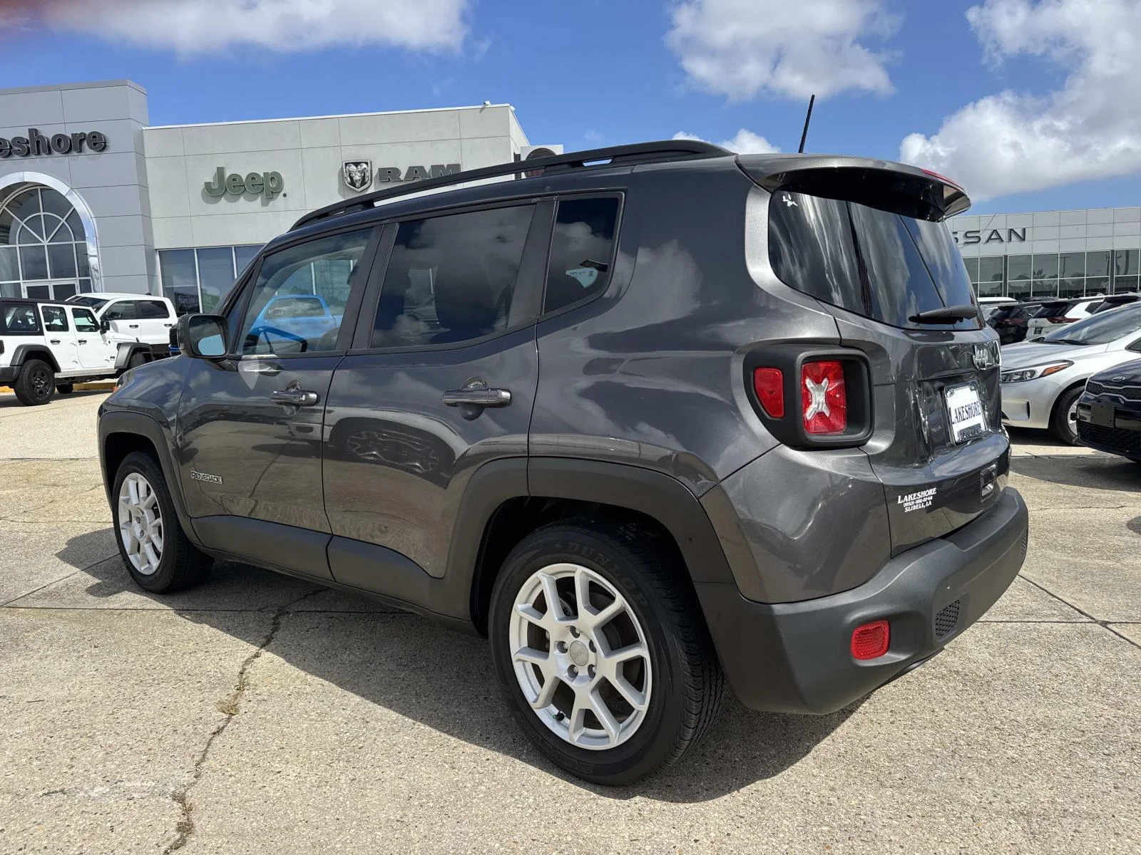Used 2021 Granite Crystal Metallic Clearcoat Jeep Latitude FWD image 5