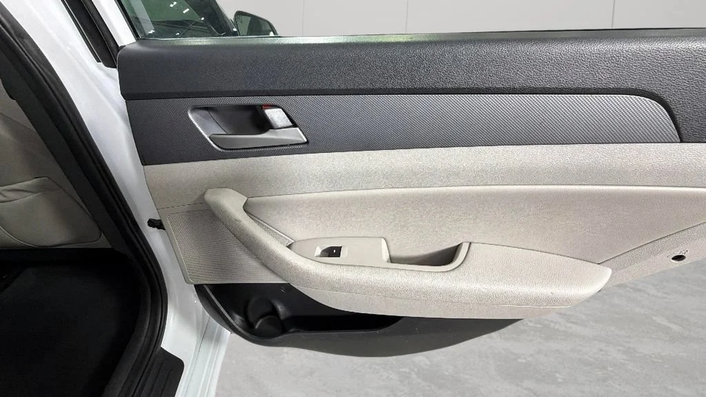 Used 2018 White Hyundai SEL image 32