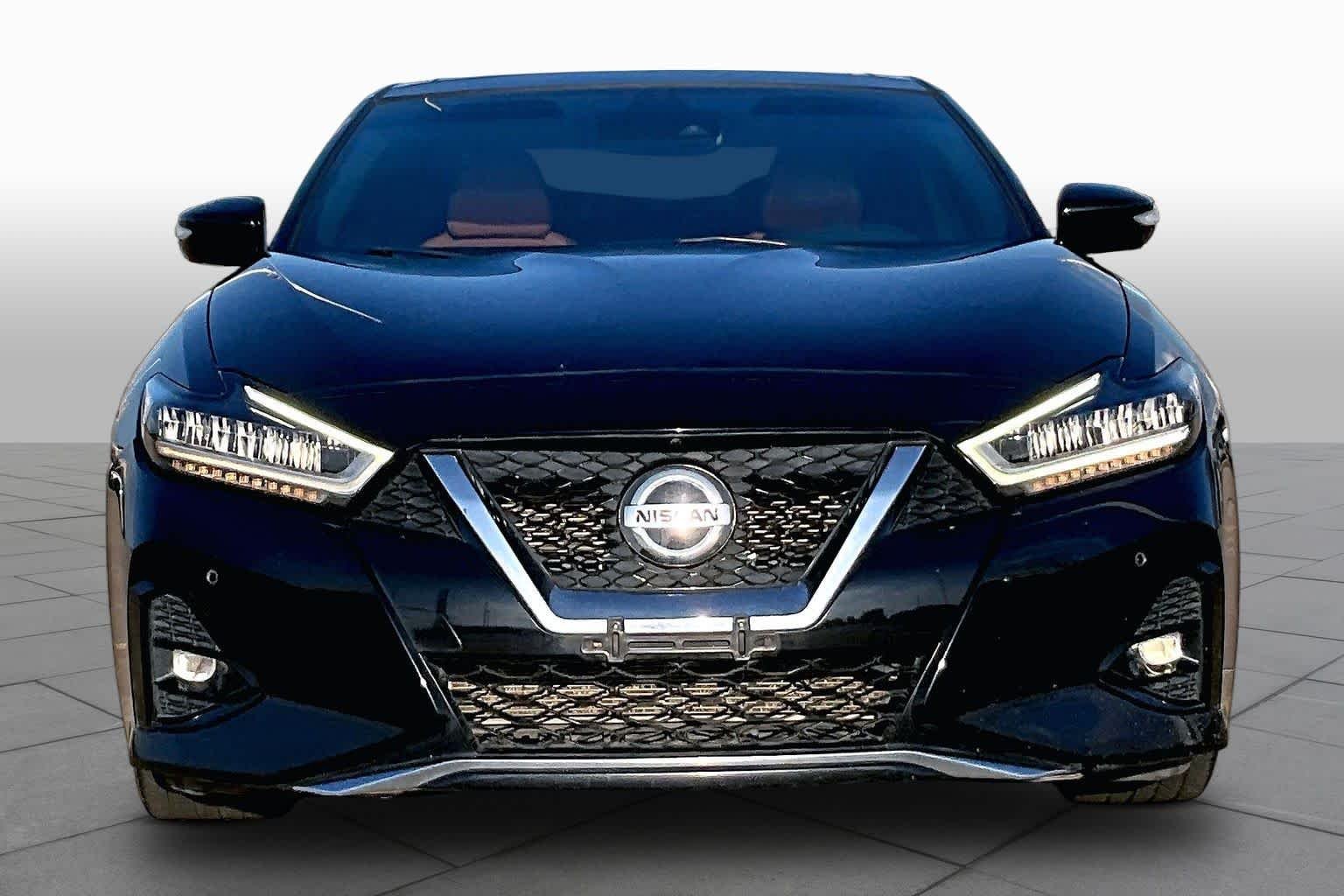 Used 2020 Super Black Nissan Platinum image 4
