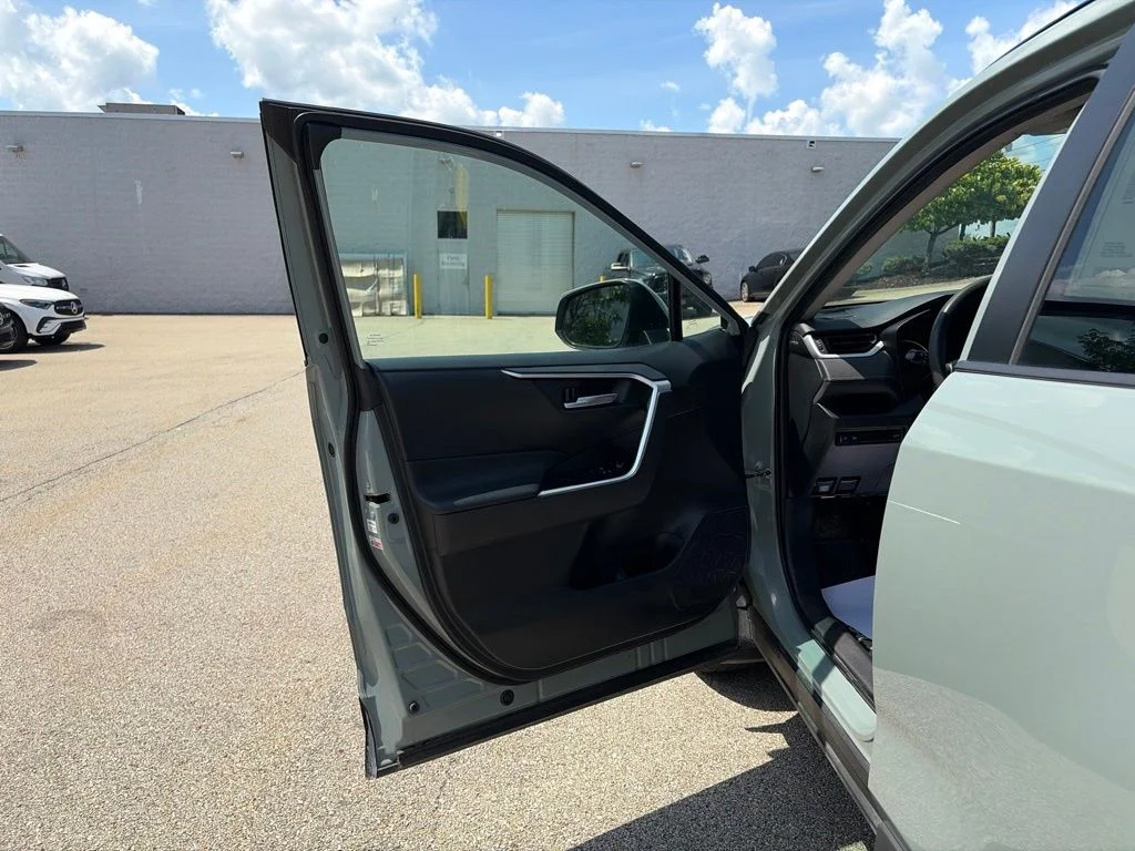Used 2019 Silver Toyota XLE image 10