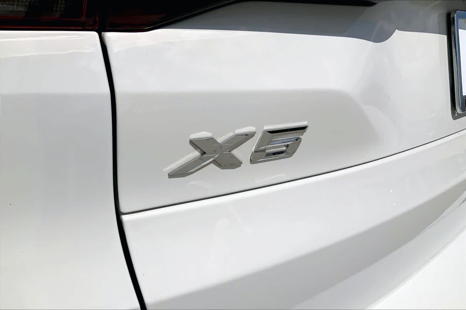 Used 2023 Alpine White BMW sDrive40i image 30