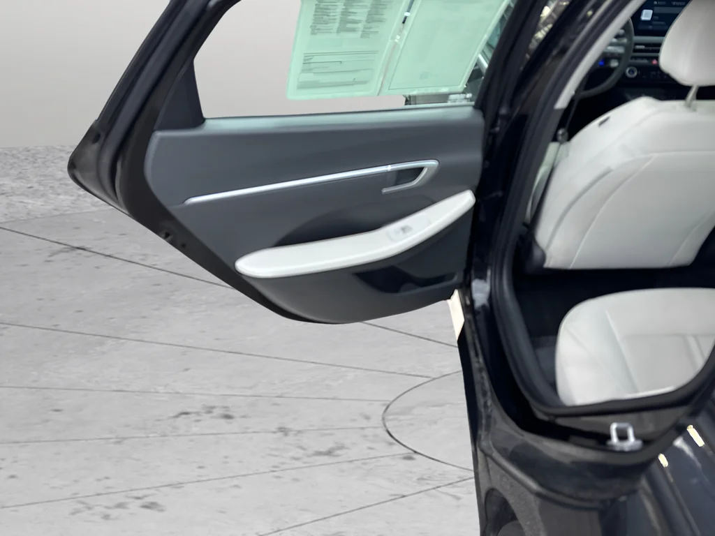 Used 2025 Abyss Black Hyundai SEL image 33