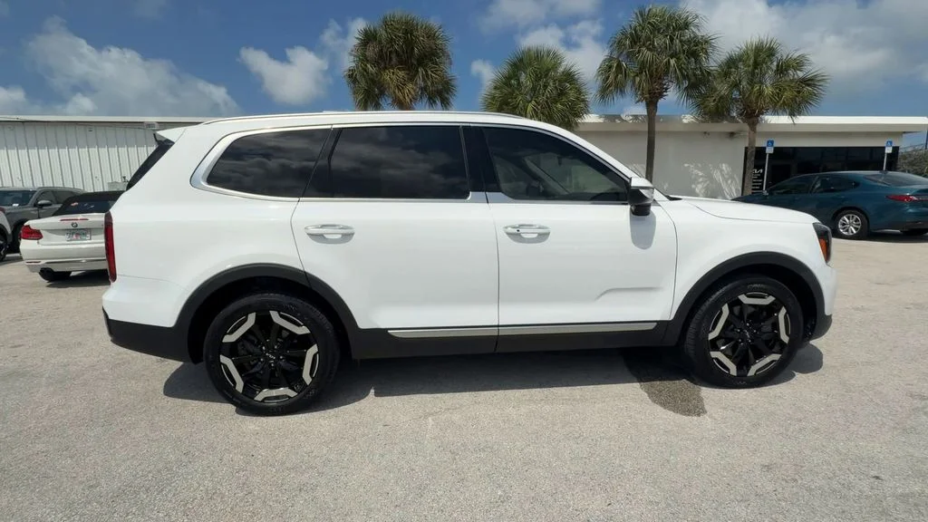 Used 2024 White Kia S image 9