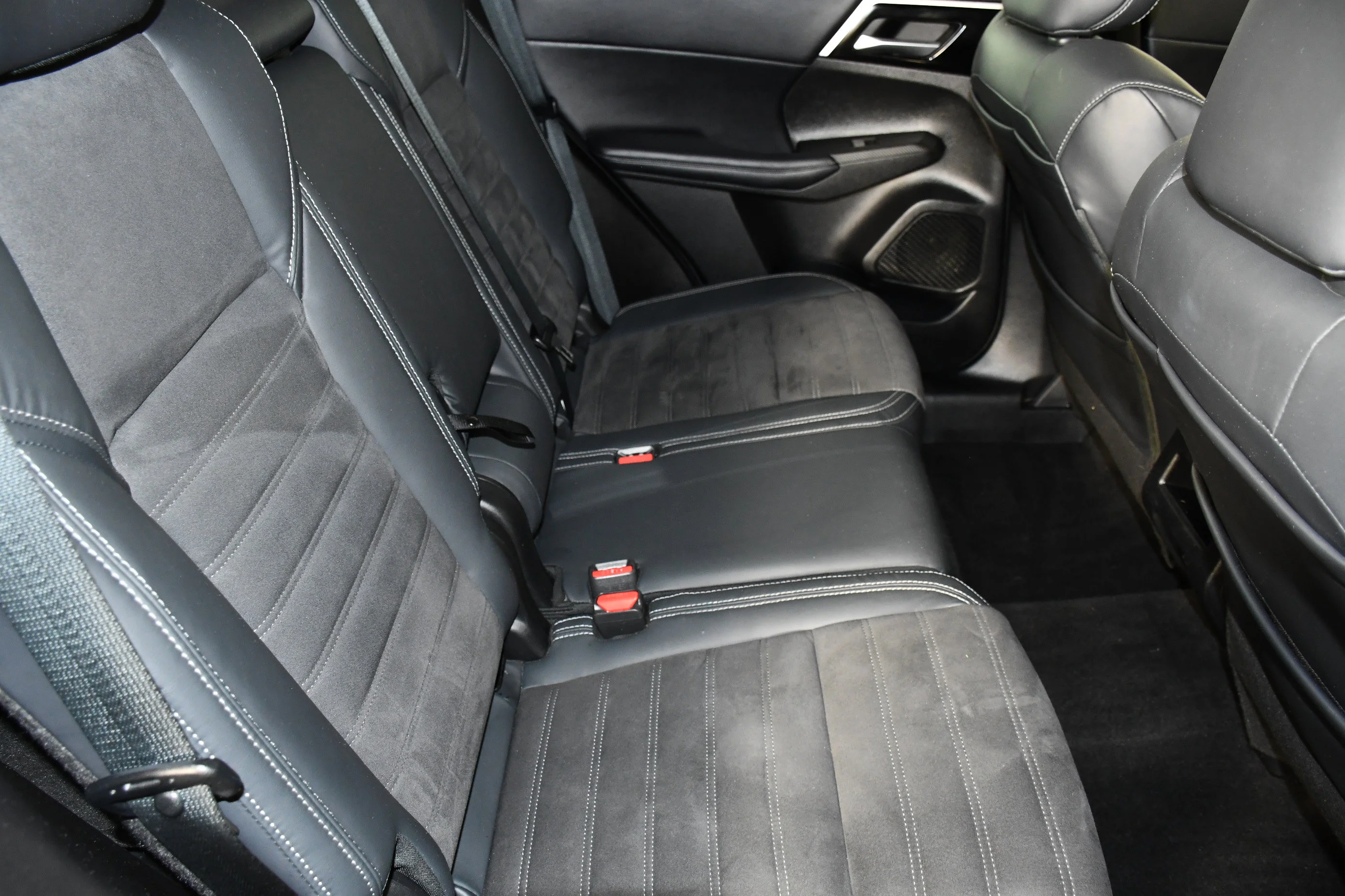 Certified Used 2023 White Diamond Mitsubishi SE image 44