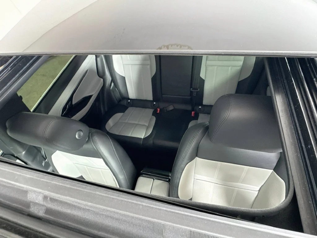 Used 2023 Gray Land Rover R-Dynamic SE image 27