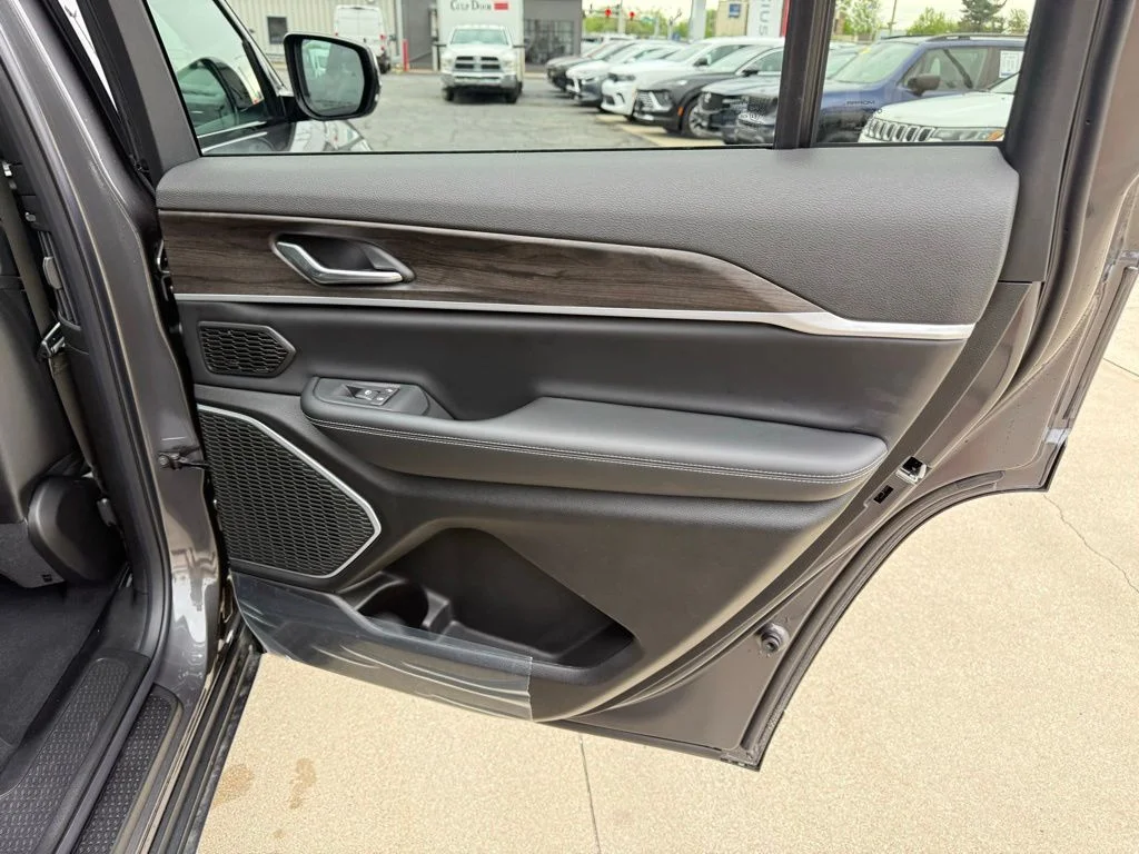 New 2026 Baltic Gray Metallic Clear-Coat Exterior Paint Jeep Limited image 27