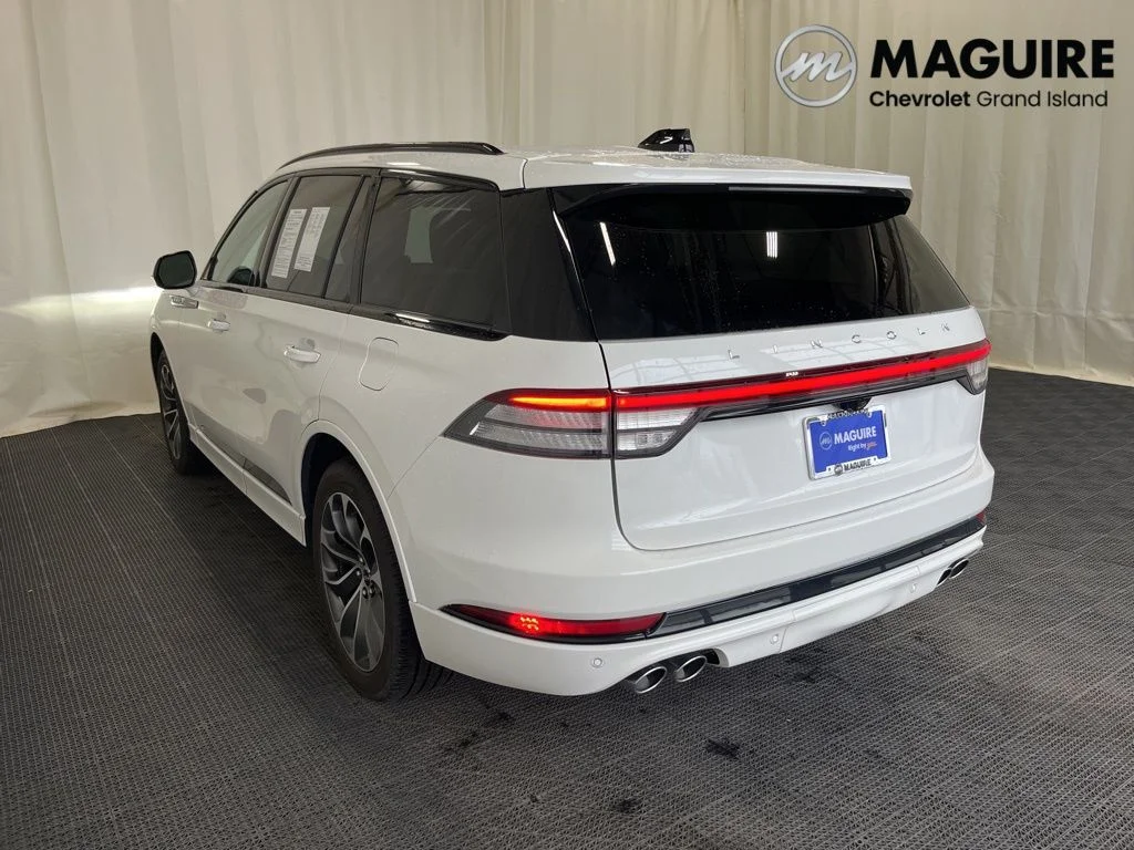Used 2025 White Lincoln Premiere image 28