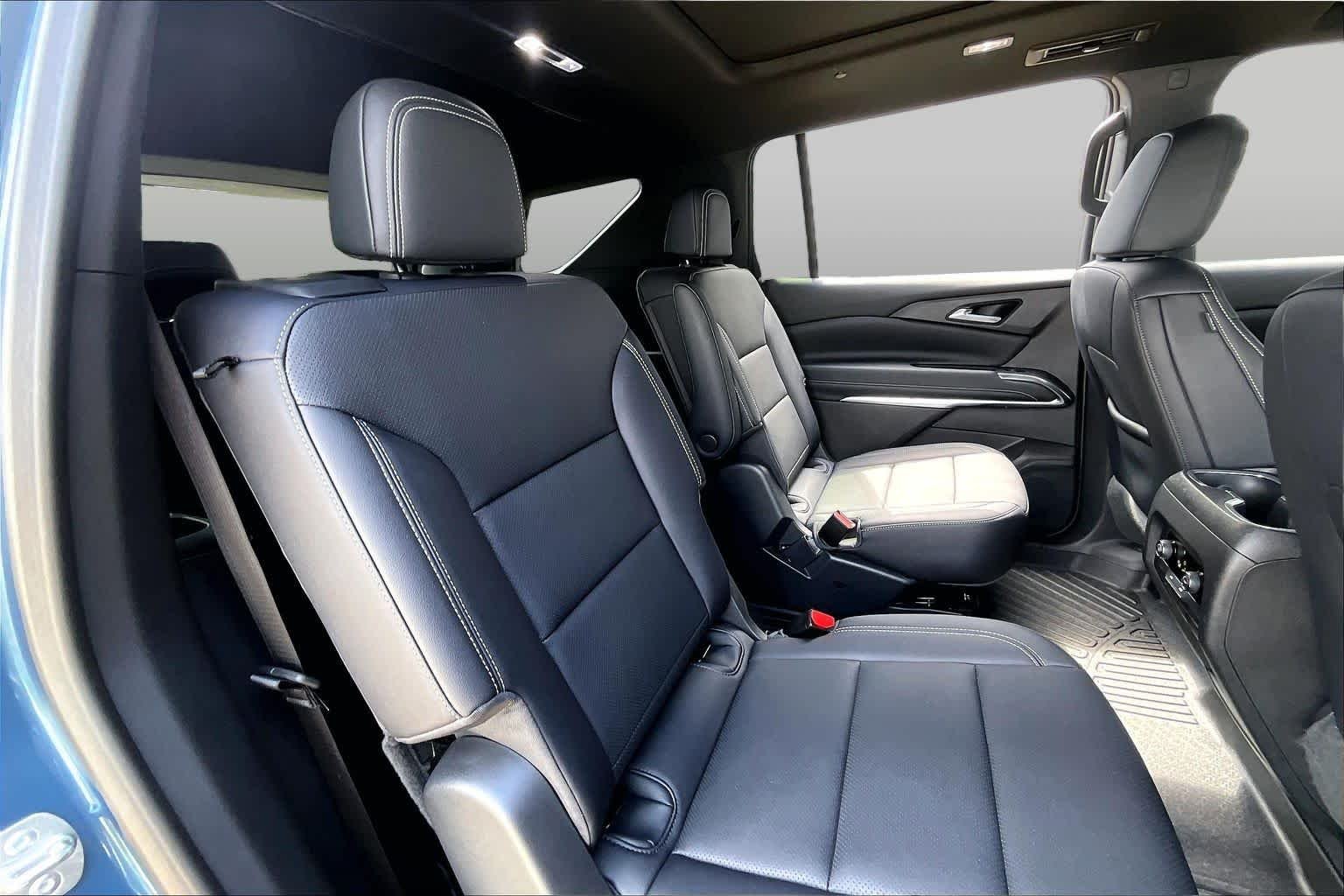 Used 2025 Lakeshore Blue Metallic Chevrolet FWD LT image 21