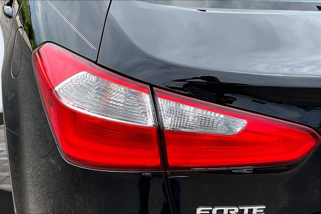 Used 2015 Black Kia LX image 18