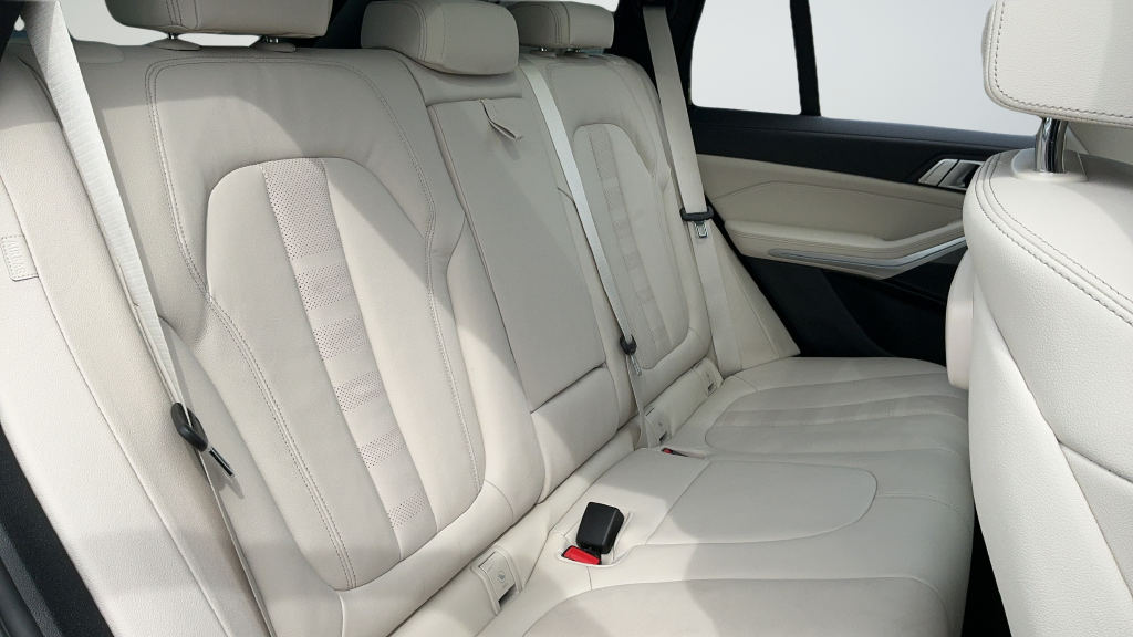 Used 2022 Gray BMW sDrive40i image 16