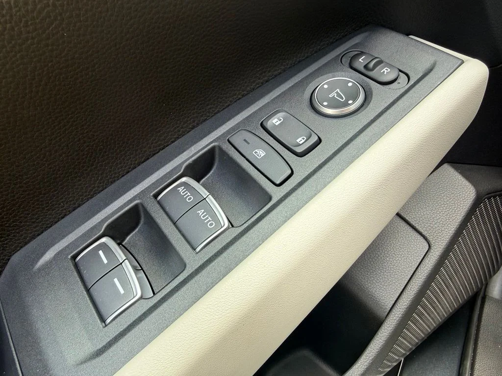Used 2025 Meteorite Gray Metallic Honda LX image 24