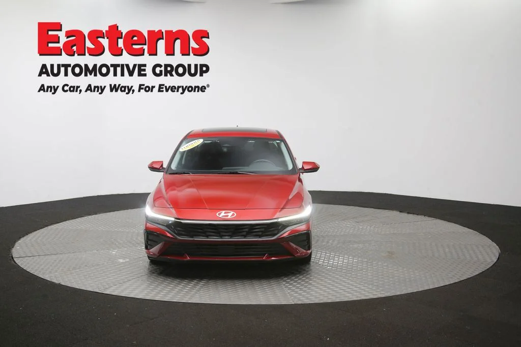 Used 2025 Red Hyundai SEL Convenience image 54
