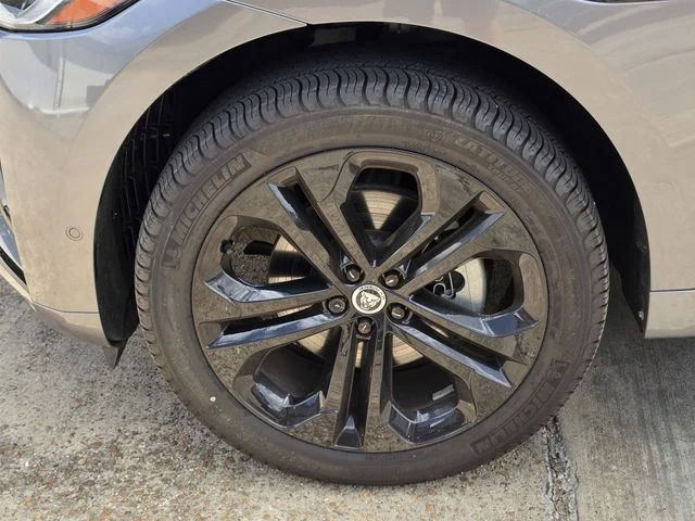 2025 Jaguar F-PACE R-Dynamic S - Photo 30