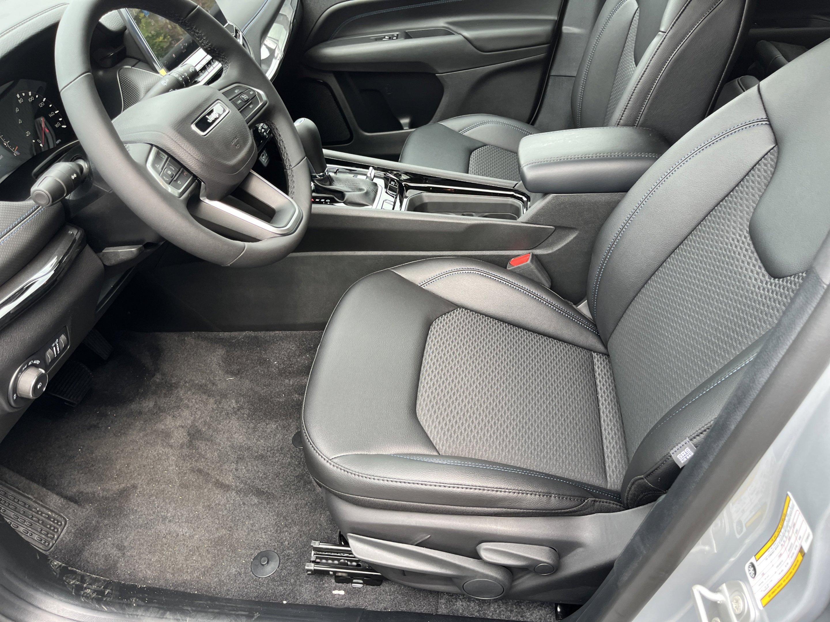 New 2026 Silver Zynith Metallic Clearcoat Jeep Latitude Altitude image 13